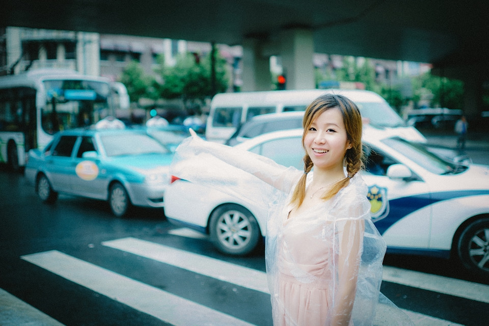 雨中轻松自在熟女独自漫步诱惑小清新图片,清纯美女,